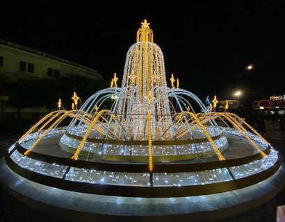 Fontaine illuminée dans le jardin