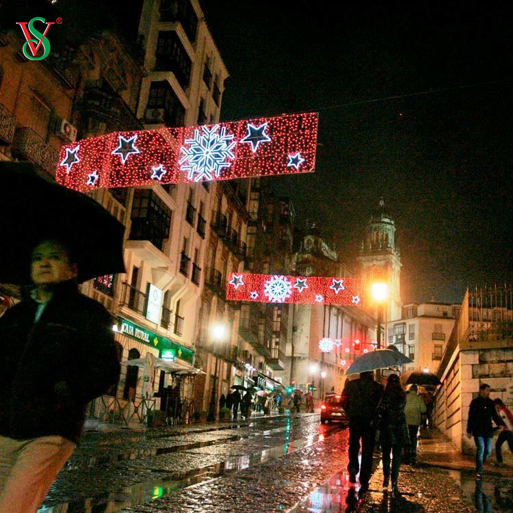 Vente en gros de lumières de Noël personnalisées professionnelles en plein air 2D à travers la lumière de décoration de rue