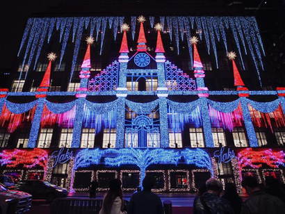 Éclairage décoratif dans la façade du bâtiment