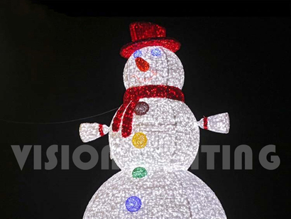 L'énorme bonhomme de neige se tient dans la rue