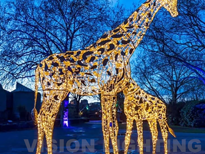 Girafe illuminée dans un parc d'attractions